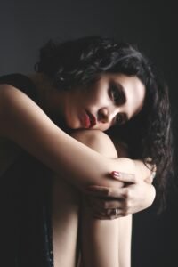 A psicoterapia, também conhecida simplesmente como terapia, é um processo colaborativo entre o indivíduo e o psicoterapeuta que visa promover o bem-estar mental, emocional e social. Através de técnicas e ferramentas específicas, o terapeuta auxilia o paciente a compreender seus pensamentos, sentimentos e comportamentos, buscando soluções para os problemas que o afligem.
